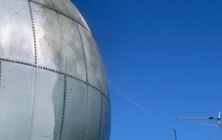 An employee professionally pressure washes a commercial building in WA