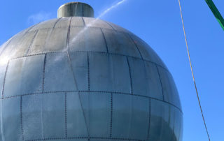An employee professionally pressure washes a commercial building in WA
